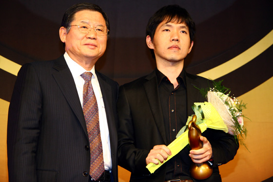 李昌镐成2009韩国围棋MVP 小将金志锡独揽三
