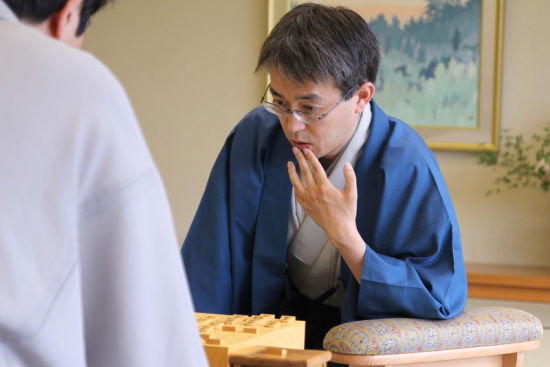 羽生善治棋圣与森内俊之龙王间进行的日本将棋第85期棋圣战第二局在爱