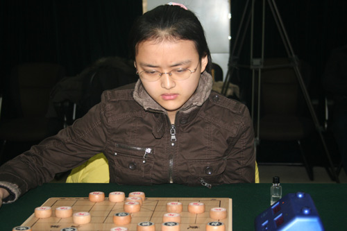 图文-来群杯象棋名人战第二轮 唐丹思考眉头紧锁