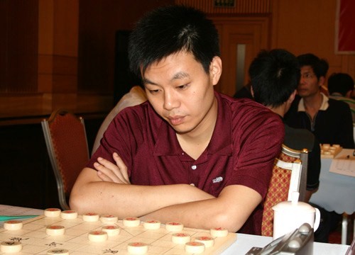 图文-嘉周杯象棋赛首轮开战 许银川认真思考中