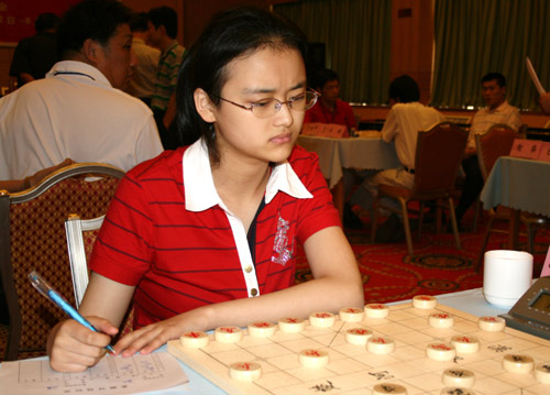 图文-嘉周杯象棋赛次轮开战 唐丹似乎遇到些麻烦