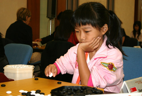 图文-10月6日智运会围棋女子个人赛赛场最小的棋手