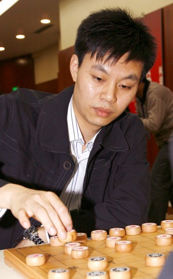 图文象棋大棋圣战八强赛现场许银川专注棋局