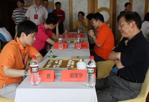 图文长三角象棋赛决胜轮现场李群遭遇胡荣华