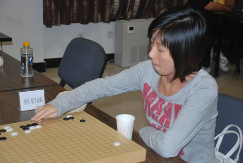 图文-建桥杯最佳礼仪女棋手风采 蔡碧涵轻轻落子