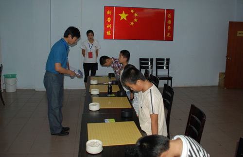 图文-中国围棋星级考日照站 对局前向考官行礼