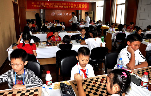图文-首届全国智运会国跳热身赛小朋友下棋全景