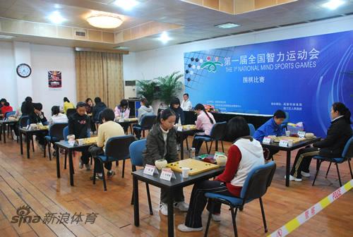 图文-智运会围棋第2日女子赛场 业余赛场气氛