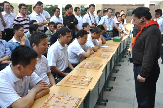 图文象棋大师走进淮阴小学徐天红为盲棋赛唱棋