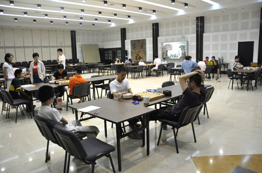 图文-众棋手激战争夺倡棋杯8强 中国棋院灯火通明