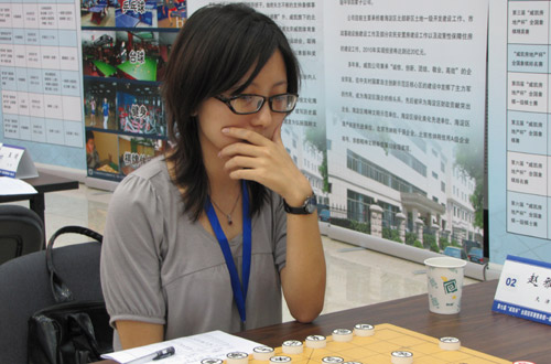 赵雅倩秀气外表新浪体育讯 北京时间7月29日,2010年威凯杯全国象棋一