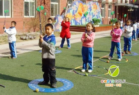 北京近20所公立中小学开设斯耐客高尔夫课_综