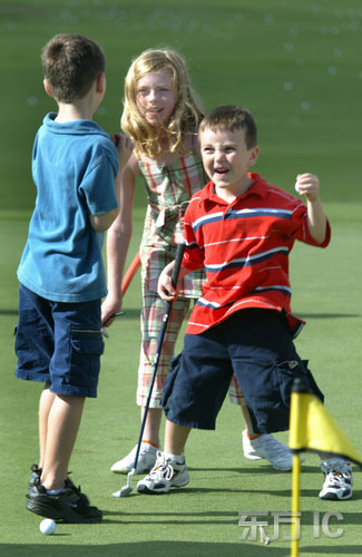 图文-美国儿童高尔夫训练营三位小球手果岭切
