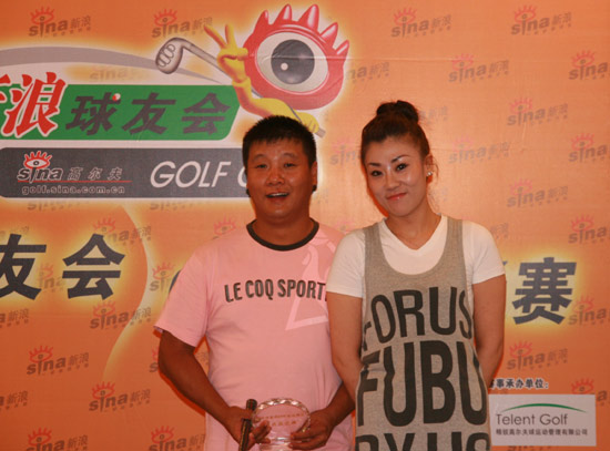 图文-新浪球友会联谊赛人济站 晕鸟获最近洞