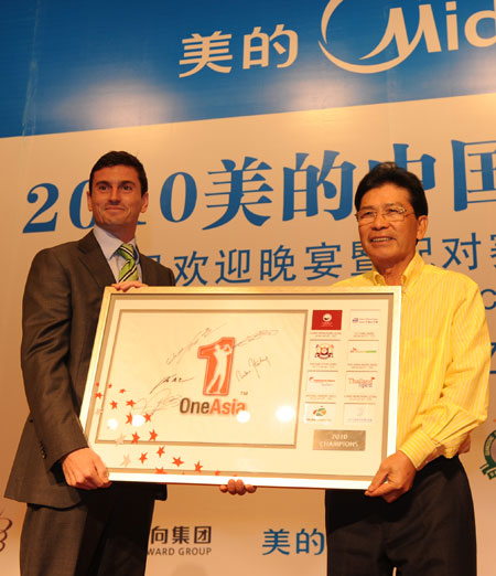 图文-美的精英赛欢迎晚宴 向何享健赠送礼物_
