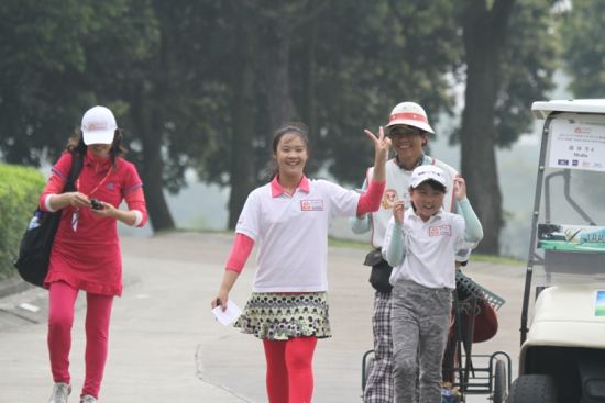 图文-汇丰青少年冠军赛决赛 女e组张玥夺冠的喜悦