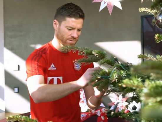 视频-拜仁群星圣诞送祝福 拉姆率众人装饰圣诞树