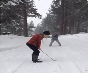 美女大雪天秀高球技艺