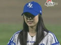 金妍儿玩棒球