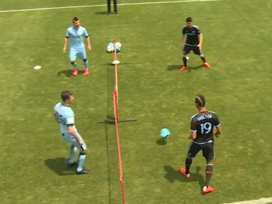 视频-网式足球！阿圭罗VS比利亚 2大神锋另类对决  