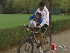 视频-危险请勿模仿！罗比尼奥骑车单手夹抱小孩
