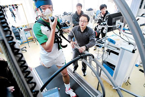 国安首用高科技仪器测身体机能 科学手段指导