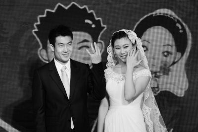 王晓龙和妻子在婚礼上秀婚戒 摄/法制晚报记者 王帆