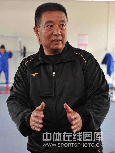 图文-深圳足球队牛年第一练 守门员教练路建人