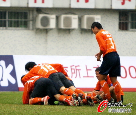 图文-第32届省港杯足球赛次回合 广东球员庆祝
