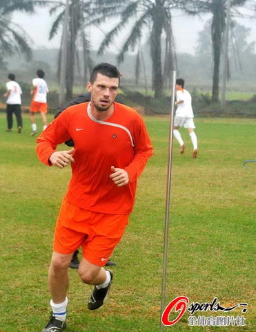 图文-山东鲁能海口冬训收官 试训外援不敢松懈