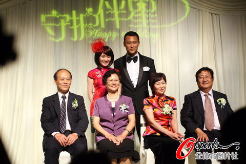 图文-国安队长徐云龙大婚之喜 一家六口开心合