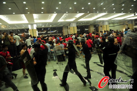 图文-[中超]河南球迷骚乱与警方对峙现场混乱不堪