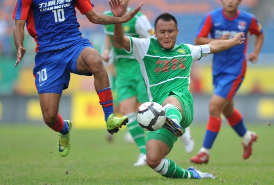 图文-[中超]重庆力帆2-1北京国安 徐云龙铲球解围