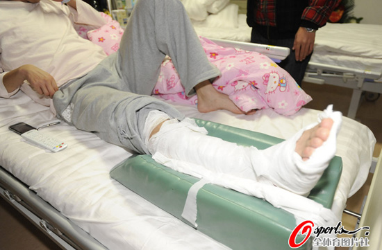 图文李铁留在沈阳今日接受手术纱布裹住骨折的腿