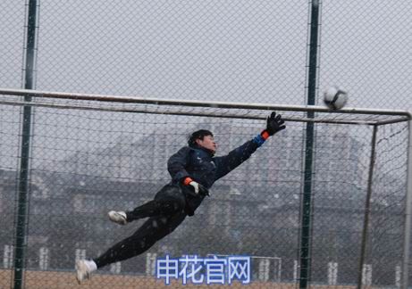 图文-上海申花队员雪中训练 突破严寒天气困扰