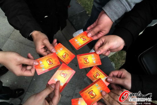 图文-广州恒大新赛季套票开售 恒大球迷展示成