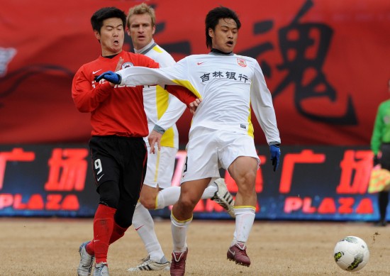 图文-辽宁宏运3-3长春亚泰 杜震宇与肇俊哲拼抢