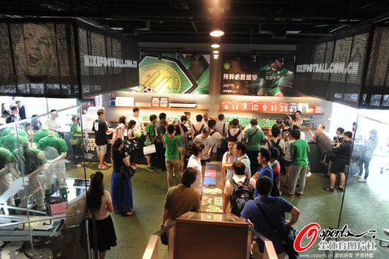 图文-国安球员签售与拜仁友谊赛门票 球迷前来