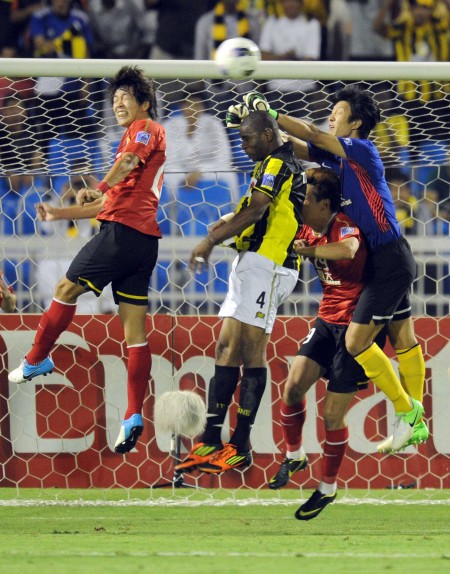 广州恒大(微博)队守门员杨君(微博)(右一)