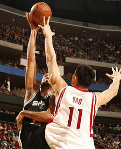 姚明抢断激发邓肯孩子气 报复性犯规找裁判亦