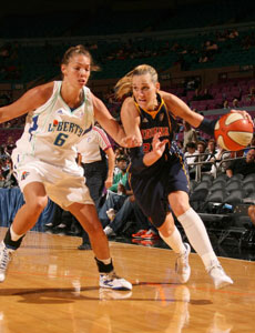 WNBA:狂热重回联盟榜首 火花力克银星挺进季