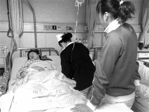 浙二医院骨科病房里手术后的李旭。队友吴琼
