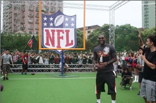 詹姆斯上海大秀橄榄球技 皇帝:当初打NFL也能