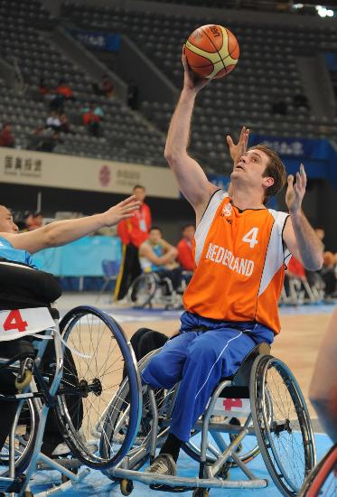 图文-[男子轮椅篮球]中国29-59荷兰 戴维抢得篮