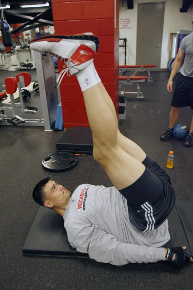 图文-姚明器械房恢复性训练 腰部力量训练也重