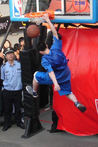 图文-匹克灌篮高手大赛哈尔滨站 惊人弹跳_篮