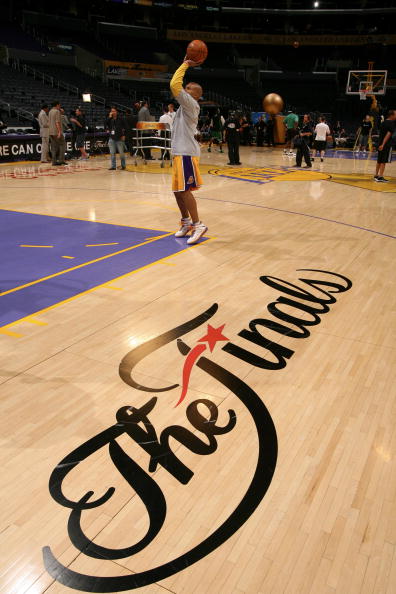 图文-凯尔特人vs湖人Ⅲ 小鱼儿苦练投篮