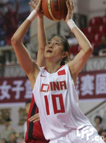图文-中国女篮热身再战加拿大 隋菲菲强攻