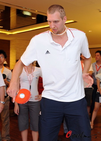 图文-德国男篮打乒乓球放松 诺维茨基小试身手