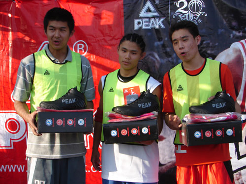 图文-匹克大篷车扣篮大赛北京站